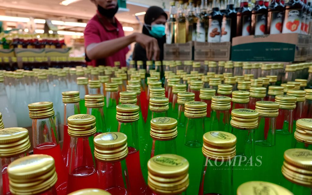 Pekerja menata botol sirop berbagai rasa yang akan meningkat permintaannya untuk menyambut Lebaran di Ada Swalayan, Kota Semarang, Jawa Tengah, Jumat (7/4/2023). 