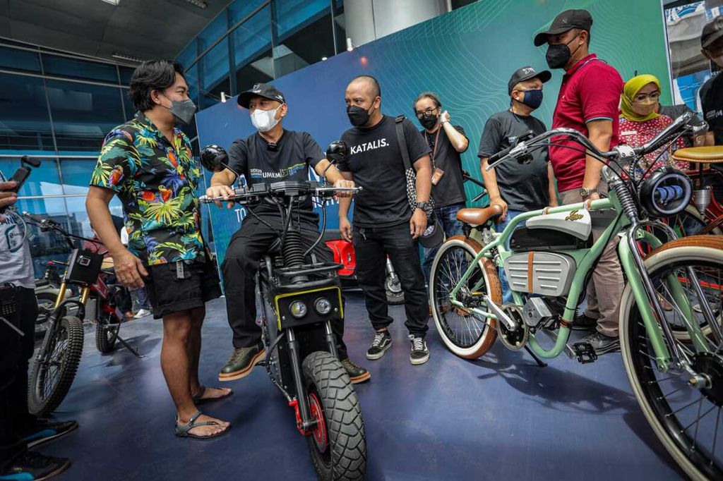 Sepeda motor listrik diperkenalkan dalam ajang "UMKM Goes to Mandalika" di Gedung Smesco, Jakarta, Minggu (6/3/2022). 