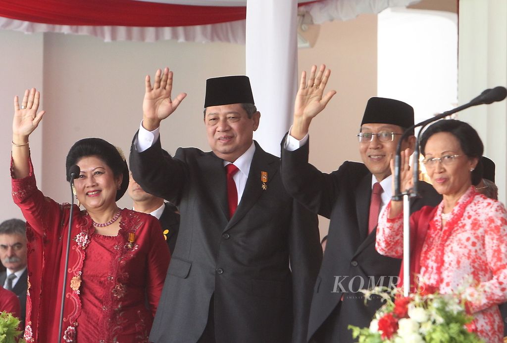 Presiden ke-6 RI Susilo Bambang Yudhoyono bersama Wakil Presiden Boediono didampingi Ny Ani Yudhoyono dan Ny Herawati Boediono melambaikan tangan saat akan meninggalkan tempat upacara Peringatan Detik-detik Proklamasi Kemerdekaan ke-66 Republik Indonesia di Istana Merdeka, Jakarta, Rabu (17/8). 