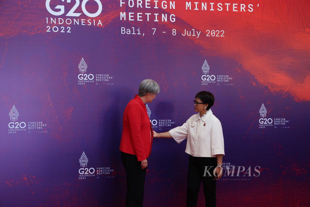 Menteri Luar Negeri RI Retno Marsudi (kanan) menyambut kedatangan Menteri Luar Negeri Australia Penny Wong yang menghadiri Pertemuan Menteri Luar Negeri G20 di Nusa Dua, Bali, Jumat (8/7/2022).