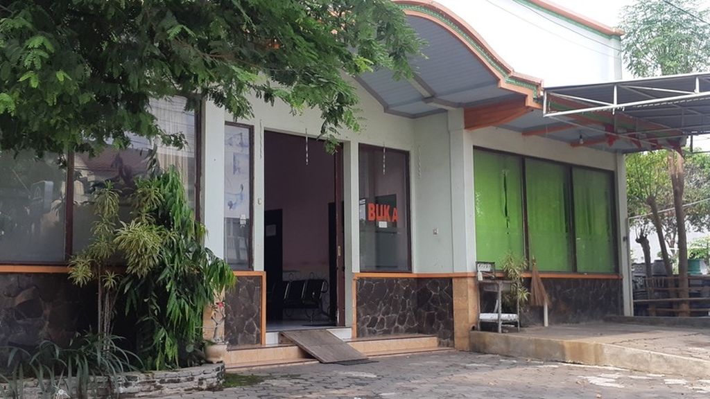 Klinik di Kota Probolinggo, Jawa Timur, Rabu (29/3/2023). Para bidan di klinik ini menawari ibu-ibu yang tak menginginkan bayinya untuk difasilitasi kelahirannya dengan syarat bayi diserahkan ke pihak klinik. Di sisi lain, mereka juga menawarkan bayi untuk diadopsi dengan uang pengganti Rp 29 juta.