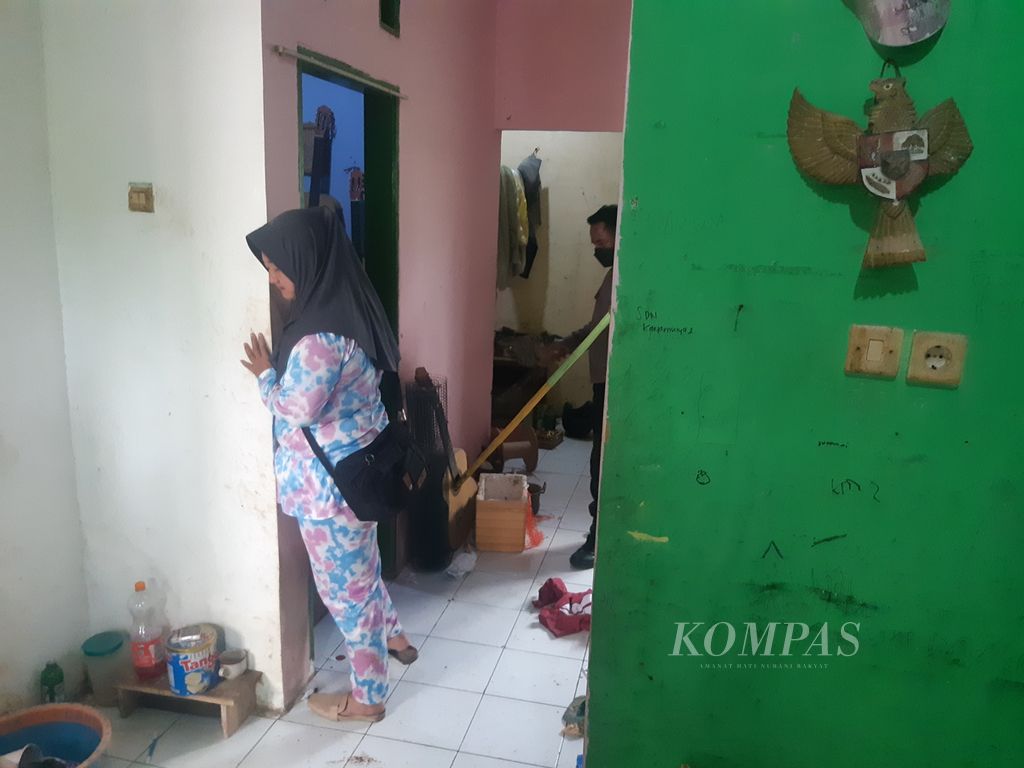 Petugas mencari ular di rumah Jumadi di lingkungan SDN Karyamulya II, Kota Cirebon, Jawa Barat, Selasa (25/4/2023). Penjaga sekolah itu diduga tewas setelah digigit ular.