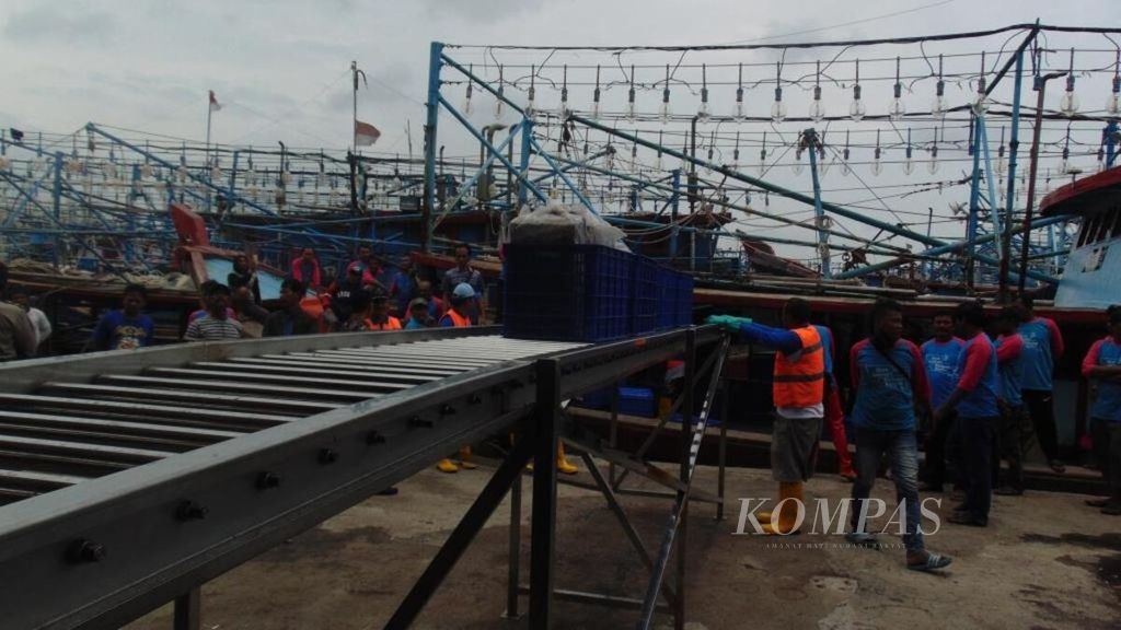 Petugas mengangkut tangkapan ikan di Tempat Pemasaran Ikan Pelabuhan Perikanan Nusantara Kejawanan, Cirebon, Jawa Barat, beberapa waktu lalu.