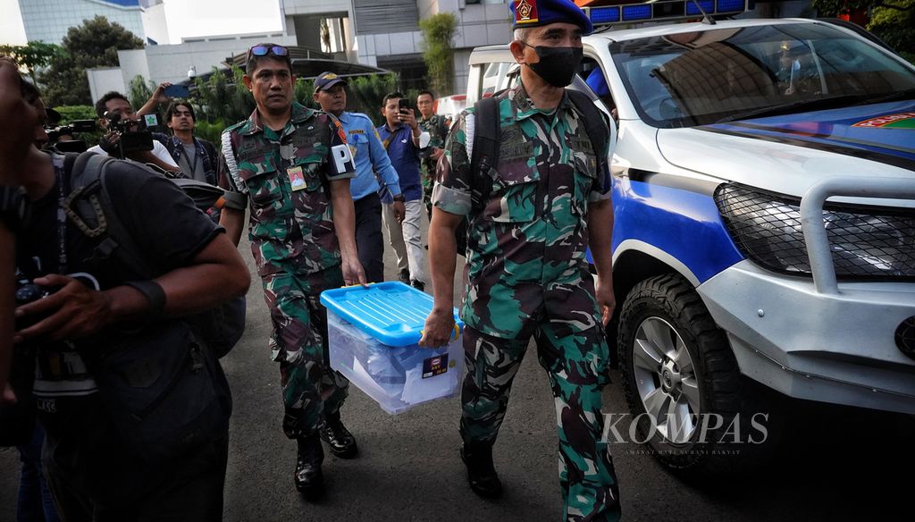 Para petugas Pusat Polisi Militer (Puspom) TNI membawa sejumlah dokumen yang dimuat dalam kotak plastik setelah bersama penyidik KPK melakukan penggeledahan di gedung Kantor Basarnas,  Jakarta, Jumat (4/8/2023).
