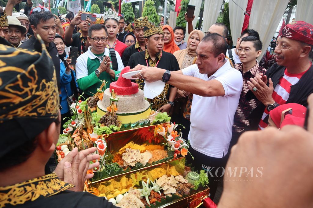 Gubernur Sumatera Utara Edy Rahmayadi memotong tumpeng raksasa.