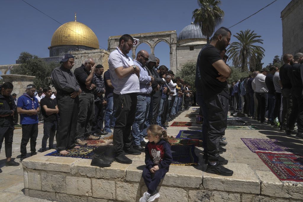 Para pria Muslim Palestina melaksanakan salat Jumat berjamaah di kompleks Masjidil Aqsa, Jumat (15/4/2022). Menurut pengelola kompleks itu, Wakaf Islam Jordania, salat Jumat pada hari itu diikuti puluhan ribu warga Palestina. 