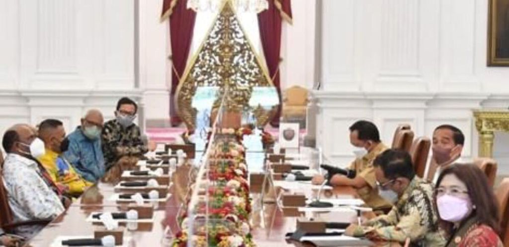 Pertemuan Presiden Joko Widodo dengan Majelis Rakyat Papua (MRP) dan Majelis Rakyat Papua Barat (MPRB) di Istana Merdeka, Jakarta, Senin (25/4/2021).