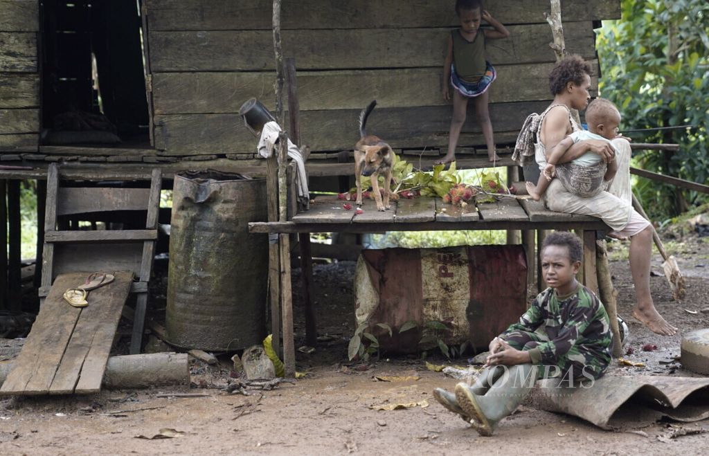 Potret sebuah keluarga yang rumahnya berada di pinggir Trans-Papua di Distrik Mandobo, Boven Digoel, Papua, Selasa (3/3/2020). Pelaksanaan 20 tahun otonomi khusus (otsus) Papua dan dana yang besar, belum terasa perbaikan dari sisi Indeks Pembangunan Manusia (IPM) Papua yang masih rendah serta tingkat kemiskinan dan kesenjangan yang masih tinggi.