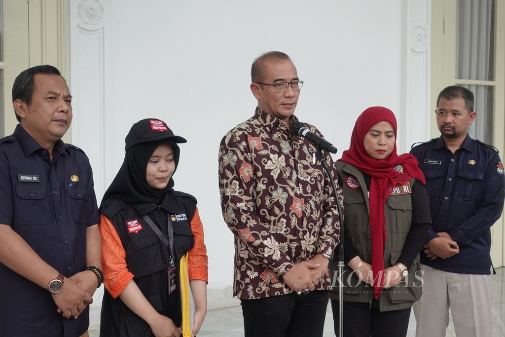 Ketua Komisi Pemilihan Umum Hasyim Asy'ari saat memberikan keterangan pers seusai kegiatan pencocokan dan penelitian data pemilih Pemilu 2024 di Istana Merdeka, Jakarta, Selasa (14/3/2023).