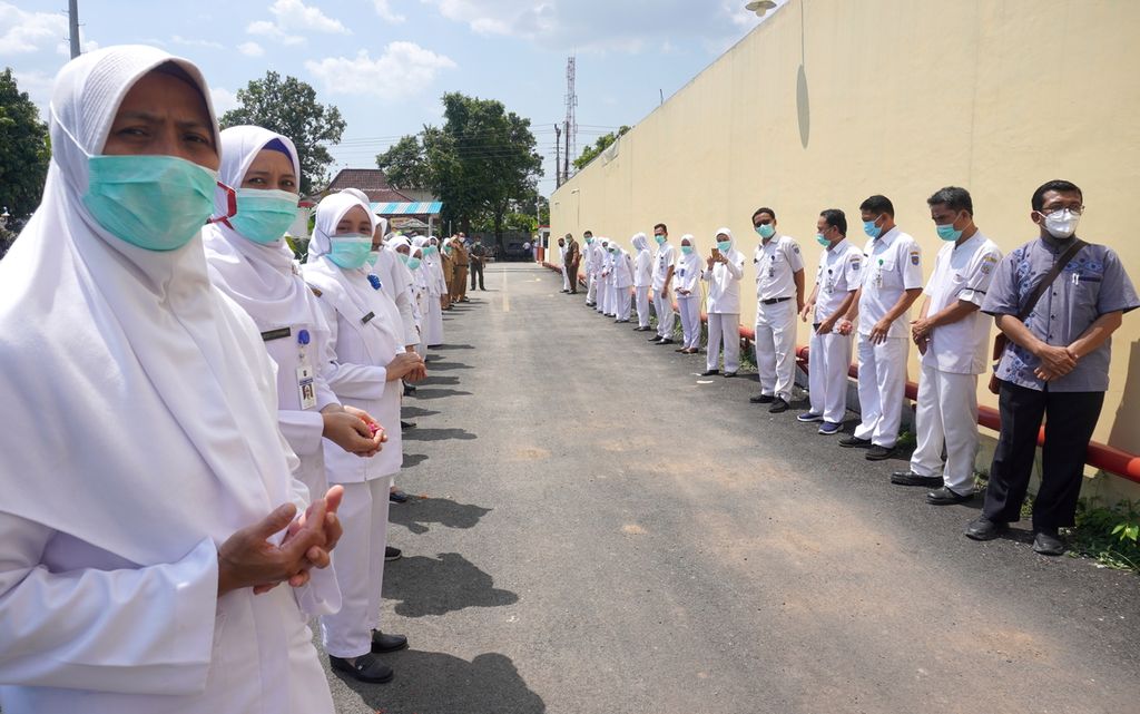 Sejumlah tenaga kesehatan di Rumah Sakit Umum Daerah dr Soeselo Kabupaten Tegal, Jawa Tengah, memberikan penghormatan terakhir kepada salah satu perawat yang meninggal, Senin (14/9/2020). Perawat tersebut diduga meninggal karena Covid-19. Pihak rumah sakit masih menunggu hasil pemeriksaan tes usap.