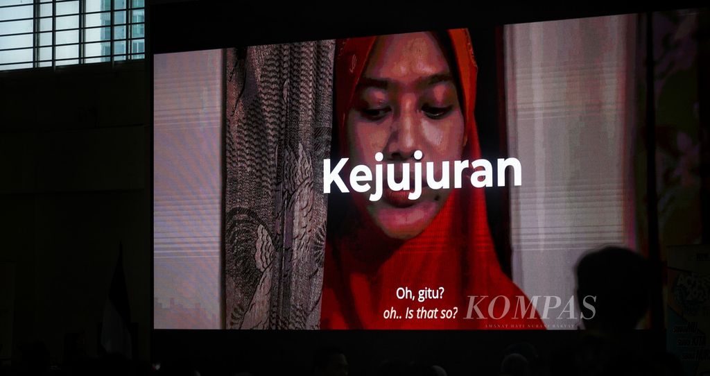 Rangkaian potongan film peserta acara yang putar sejenak saat peluncuran Anti-Corruption Film Festival 2023 (ACFFEST 2023) di Aula Juang KPK, Jakarta, Jumat (5/5/2023). 