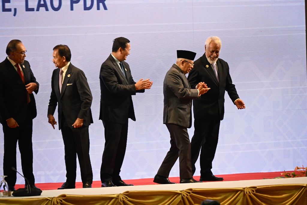 Perdana Menteri Timor Leste Xanana Gusmao menggandeng Wakil Presiden Ma'ruf Amin seusai sesi foto di KTT ASEAN-PBB di Vientiane, Laos, Jumat (11/10/2024).