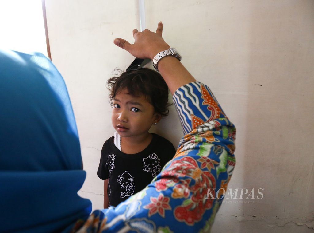 Anak balita diukur tinggi badannya di Posyandu Bougenvile, Larangan Selatan, Kota Tangerang, Banten, Sabtu (11/1/2020). Pemeriksaan kesehatan, tumbuh kembang anak balita, serta pemberian imunisasi dilakukan secara berkala sebulan sekali. 