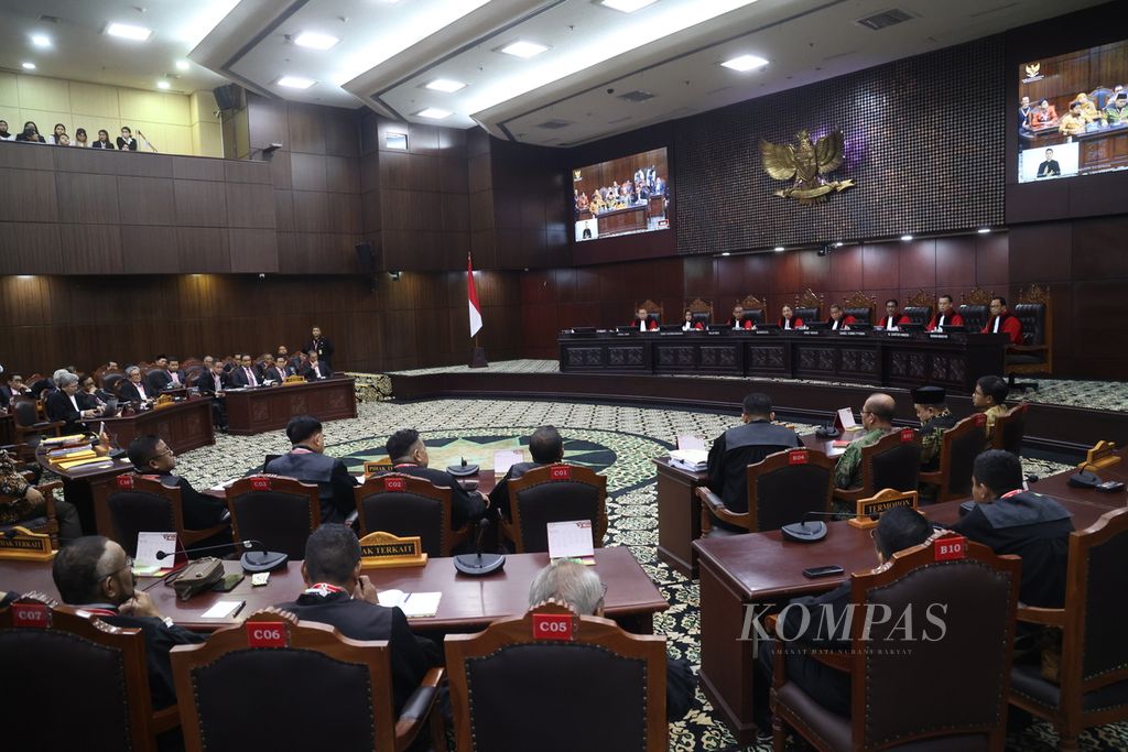 Suasana pembacaan putusan perselisihan hasil pemilihan umum Pilpres 2024 oleh hakim konstitusi di Mahkamah Konstitusi, Jakarta, Senin (22/4/2024). 