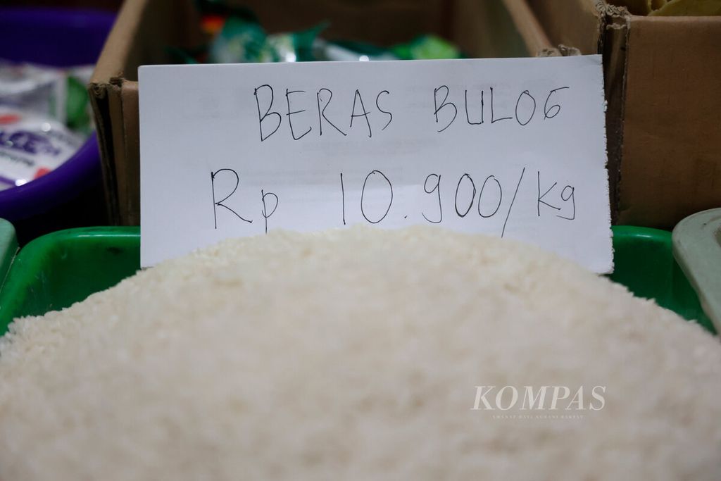 Daftar harga beras Bulog yang dipasang menjelang kedatangan Menteri Perdagangan Zulkifli Hasan saat berkunjung di Pasar Bulu, Kota Semarang, Jawa Tengah, Selasa (20/2/2024). 