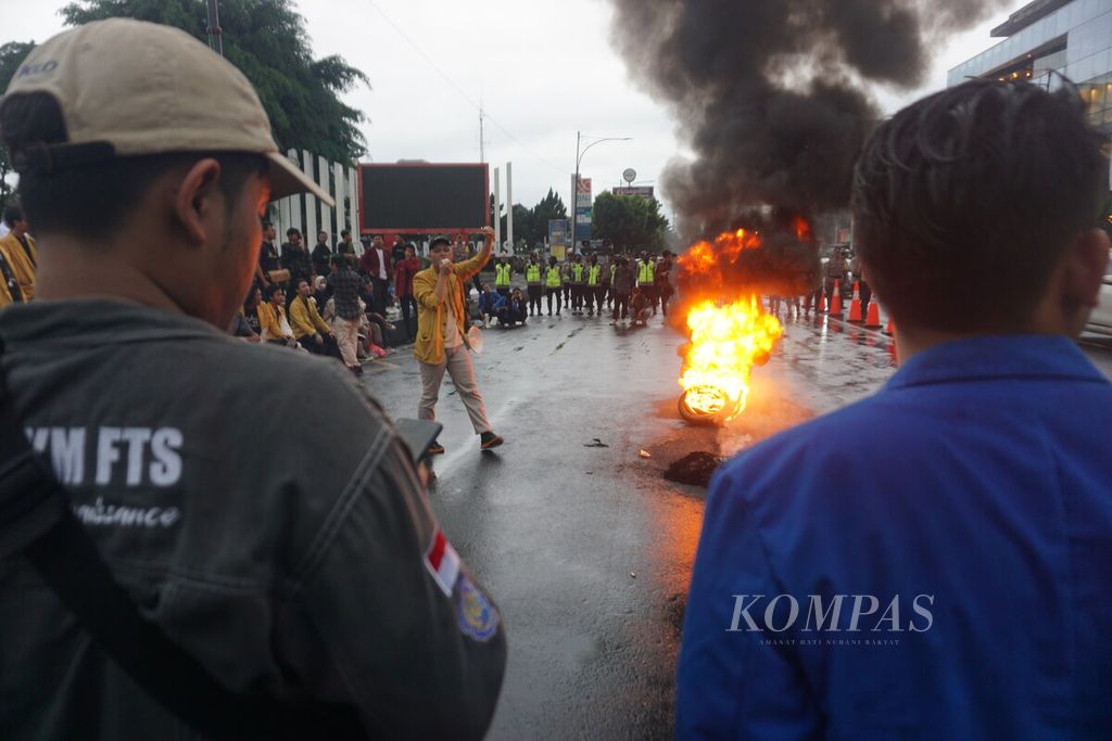 Mahasiswa-mahasiswi membakar ban bekas di Banyumas menggelar aksi demonstrasi di Alun-alun Purwokerto, Kabupaten Banyumas, Jawa Tengah, Senin (19/2/2024).