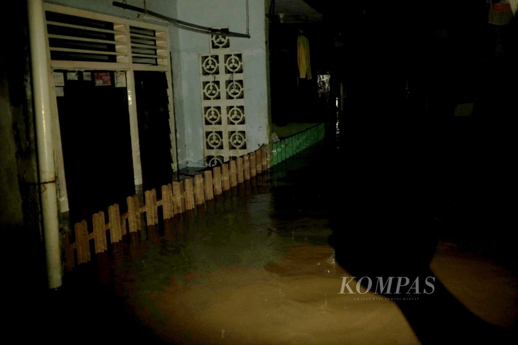 Banjir menggenangi permukiman di kawasan RW 008 Kampung Melayu, Jatinegara, Jakarta Timur, Senin (7/2/2021) malam. Perkiraan tinggi air di wilayah tersebut mencapai 100 sentimeter.