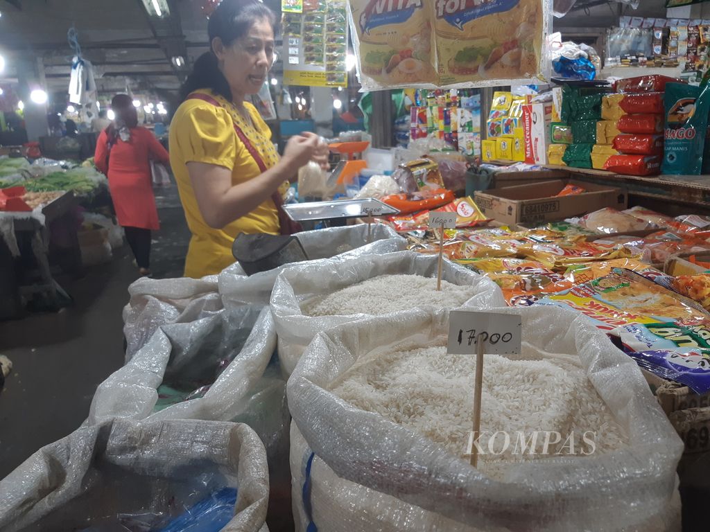 Pedagang menjajakan beras di Pasar Petisah, Medan, Sumatera Utara, Jumat (16/2/2024). Dalam dua pekan terakhir, harga beras di Medan terus naik.