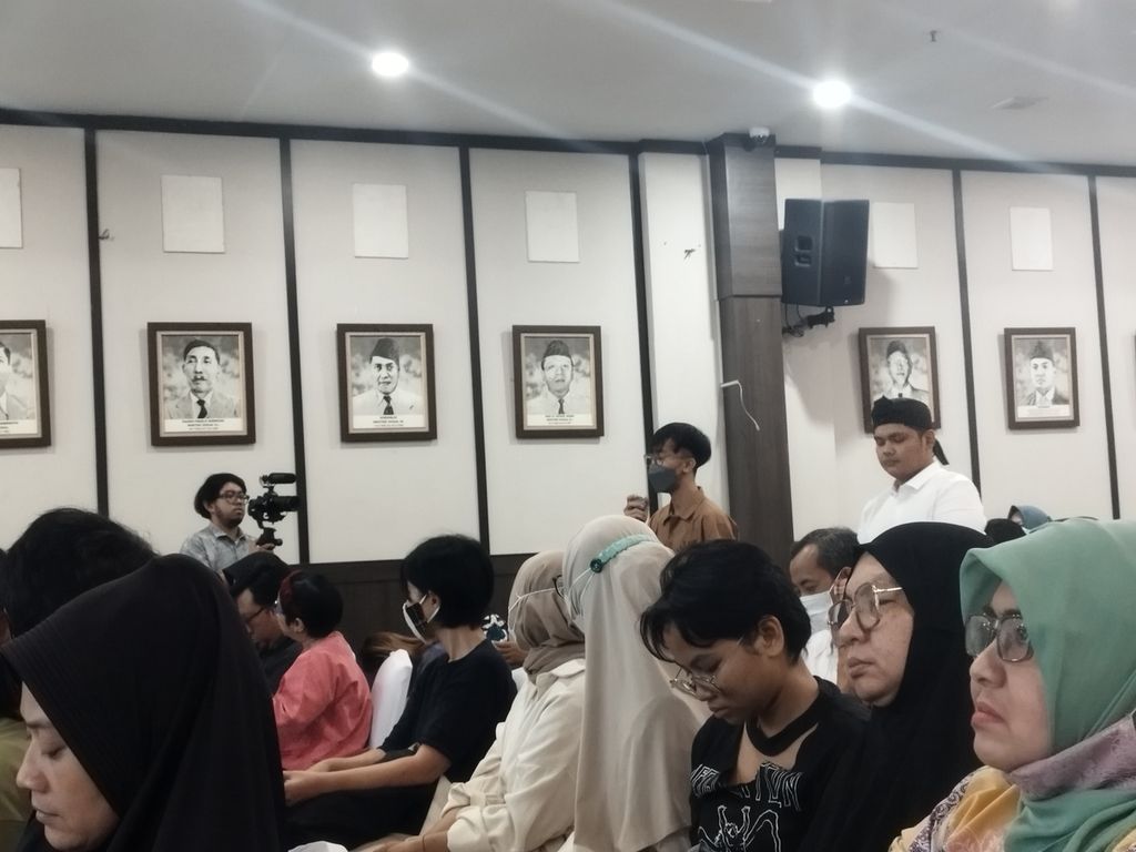Salah seorang peserta menceritakan pengalamannya didiskriminasi oleh perusahaan dan di-PHK setelah didiagnosis bipolar dalam seminar bertajuk "Kenalan Lagi Dengan Gangguan Bipolar" yang diadakan oleh Bipolar Care Indonesia, di Jakarta, Minggu (2/4/2023).