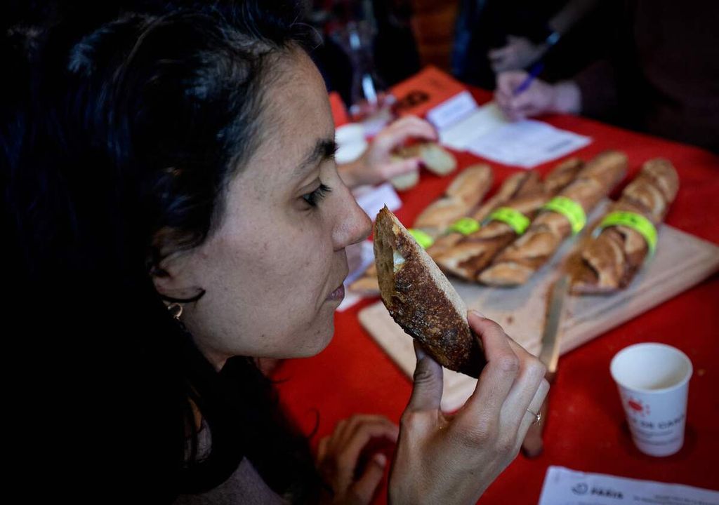 Juri kompetisi  <i>baguette</i> atau roti panjang Perancis dalam kompetisi di Paris pada 25 April 2024.