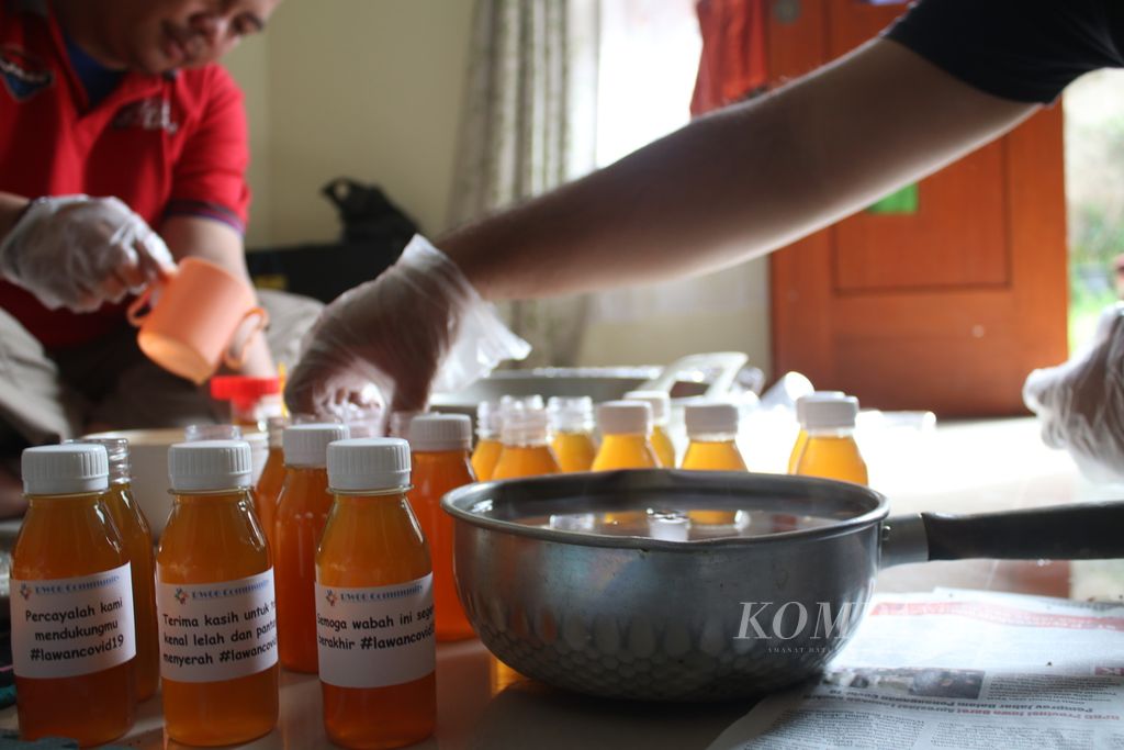 Fauzan dan beberapa rekannya mempersiapkan jamu di rumahnya, Desa Cihanjuang, Kecamatan Parongpong, Kabupaten Bandung, Rabu (1/4/2020). Jamu-jamu tersebut akan diberikan kepada petugas kesehatan untuk menjaga kesehatan yang dibutuhkan untuk merawat pasien Covid-19.