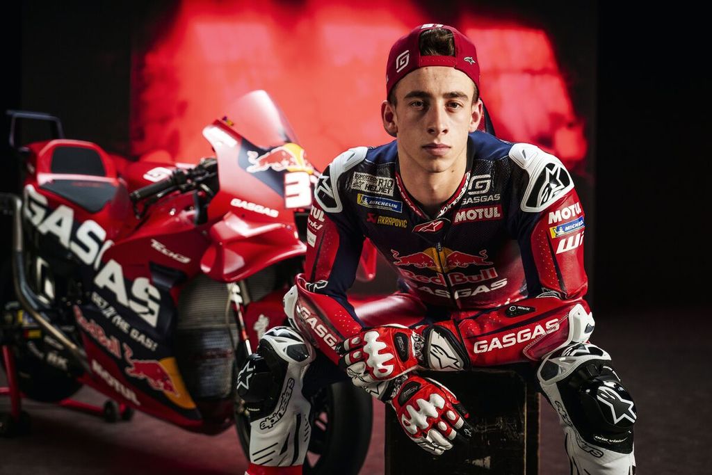 Pedro Acosta yang baru berusia 19 tahun akan menjalani debut MotoGP bersama tim Red Bull Gasgas Tech3. Juara Moto3 dan Moto2 itu kini fokus untuk memetik pengalaman sebanyak mungkin dalam tes <i>shakedown </i>dan tes pramusim di Sepang, Malaysia. Skuad tim Gasgas dan tampilan motor baru diluncurkan pada Senin (29/1/2024).