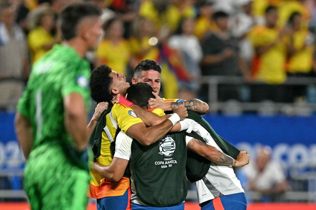 Penyerang Kolombia #07 Luis Diaz (kedua dari kiri) dan gelandang Kolombia #10 James Rodriguez (tengah) merayakan kemenangan tim mereka saat kiper Uruguay #01 Sergio Rochet bereaksi terhadap kekalahan pada pertandingan sepak bola semifinal turnamen Conmebol 2024 Copa America antara Uruguay dan Kolombia di Stadion Bank of America, di Charlotte, North Caroline, pada Kamis (11/7/2024).