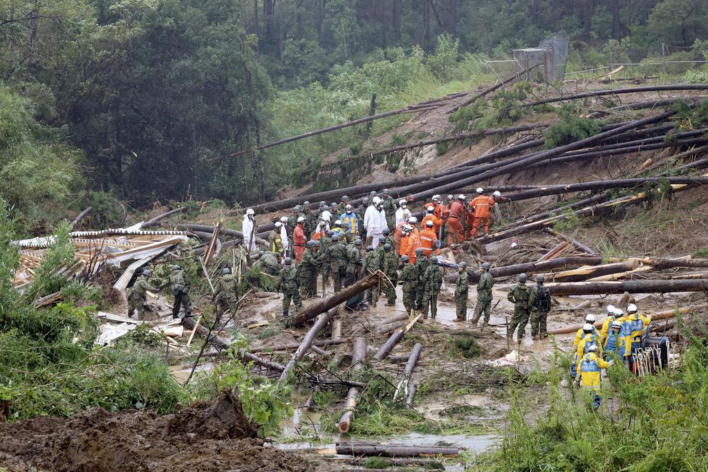 Tim penyelamat melaksanakan operasi pencarian di lokasi tanah longsor di Mimata, Prefektur Miyazaki, Jepang bagian barat, Senin (19/9/2022). 