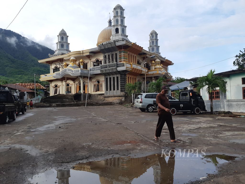 Masjid Agung Syuhada di jantung kota Larantuka, Kabupaten Flores Timur, NTT, pada Rabu (25/1/2023). Toleransi di kota mayoritas pemeluk Katolik itu sangat terjaga.