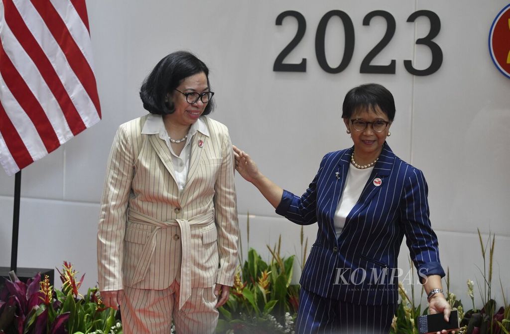 Menteri Luar Negeri RI Retno LP Marsudi (kanan) menyambut Menlu Timor Leste Adaljiza Magno yang menghadiri Retreat Pertemuan Menteri Luar Negeri ASEAN atau ASEAN Foreign Ministers Meeting (AMM) Retreat di Sekretariat ASEAN, Jakarta, Jumat (3/2/2023). 