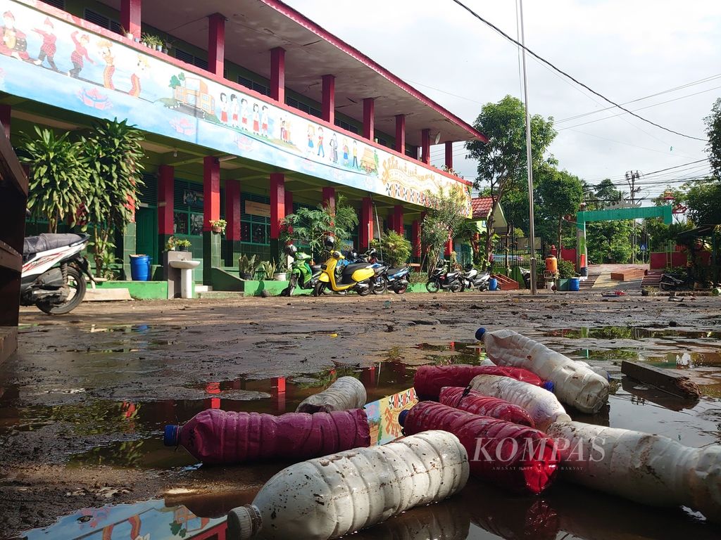 Sampah dan lumpur terlihat di halaman SD Negeri 2 Rajabasa, Kecamatan Rajabasa, Kota Bandar Lampung, Minggu (25/2/2024) pagi. Sehari sebelumnya, banjir bandang melanda sejumlah daerah di Bandar Lampung.