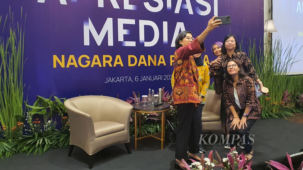 Menteri Keuangan Sri Mulyani Indrawati berfoto diri bersama dengan empat perempuan pemimpin redaksi, yaitu Maria Yuliana Benyamin (<i>Bisnis Indonesia</i>), Uni Zulfiani Lubis (IDN Times), Rosianna Silalahi (Kompas TV), dan Titin Rosmasari (CNN Indonesia).