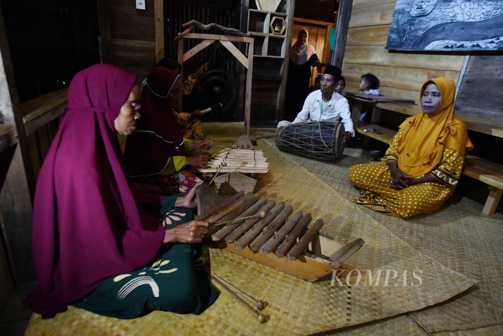 Warga memainkan musik gambang di Desa Danau Lamo, Kecamatan Maro Sebo, Muaro Jambi, Jambi, Selasa (9/7/2024). Saat ini, musik gambang hanya dimainkan oleh orang tua di Desa Danau Lamo. Banyak generasi muda yang tidak mengenal dengan baik kesenian tradisional tersebut. Desa Danau Lamo termasuk satu dari delapan desa penyangga di Kawasan Cagar Budaya Nasional (KCBN) Muarajambi. Penataan wisata air, tata ruang, keamanan, kebersihan lingkungan, dan keramahan warga menjadi tantangan bersama bagi masyarakat dan pemerintah untuk mewujudkan kemandirian desa penyangga di KCBN Muarajambi.