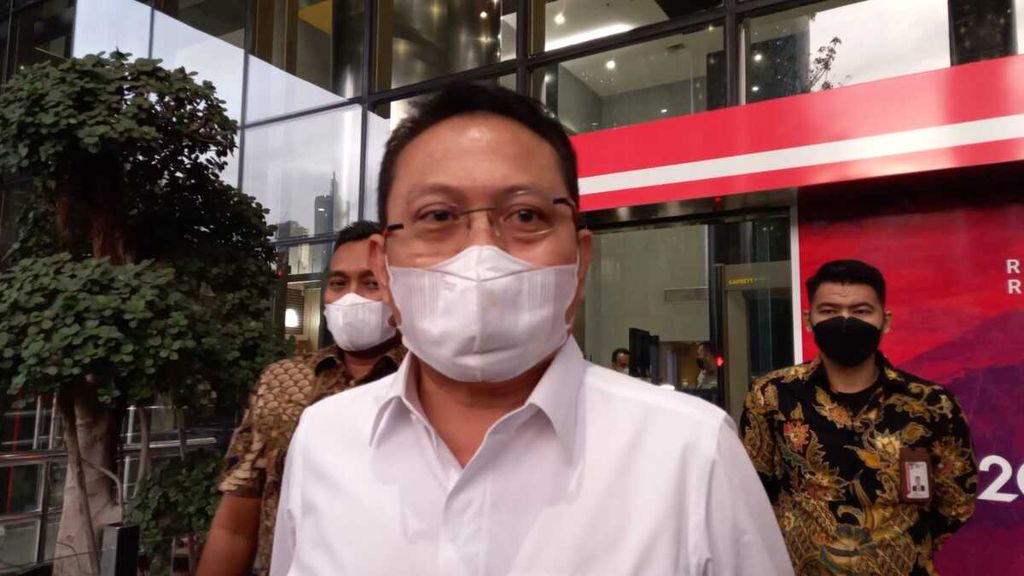 Sekretaris Mahkamah Agung Hasbi Hasan (depan) diperiksa Komisi Pemberantasan Korupsi terkait dugaan tindak pidana korupsi suap pengurusan perkara di MA, Jumat (28/10/2022) di Jakarta. Hasbi mengaku memberikan keterangan terkait tugas pokok MA.