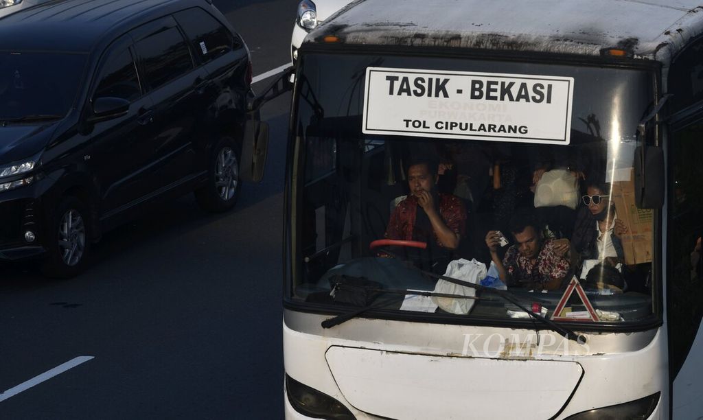 Pengemudi bus saat terjebak kemacetan di Tol Jakarta-Cikampek Km 54, Karawang, Jawa Barat, Minggu (8/5/2022). 