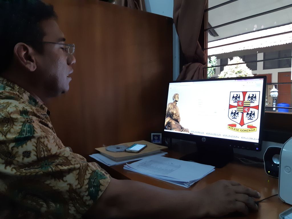 Wakil Kepala Sekolah Bidang Kurikulum SMA Kolese Gonzaga, R Himawan Santanu, saat menunjukkan teknologi digital dalam situs laman sekolah yang bisa diakses para siswa dan guru, Selasa (9/10/2018), di Jakarta.