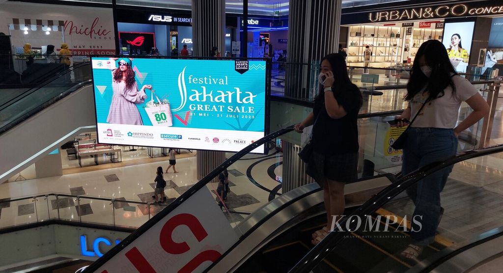 Layar monitor menayangkan promosi Festival Jakarta Great Sale di Mal Lippo Puri, Jakarta Barat, Kamis (25/5/2023). Festival belanja Jakarta Great Sale yang digelar sebagai rangkaian ulang tahun ke-496 Jakarta berlangsung di 94 pusat perbelanjaan di Jakarta pada 21 Mei-21 Juli 2023. 