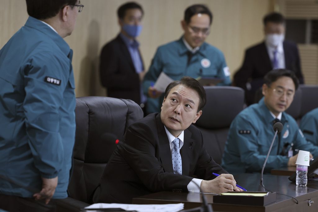 Presiden Korea Selatan Yoon Suk Yeol menghadiri rapat Dewan Keamanan Nasional di kantor kepresidenan di Seoul pada 2 November 2022.     