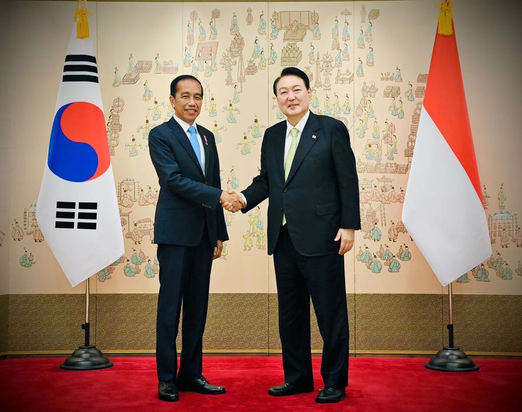 Presiden Joko Widodo dan Presiden Korea Selatan Yoon Suk-yeol berfoto bersama saat kunjungan resmi ke Kantor Kepresidenan Yongsan, Seoul, Kamis (28/7/2022) sore. 