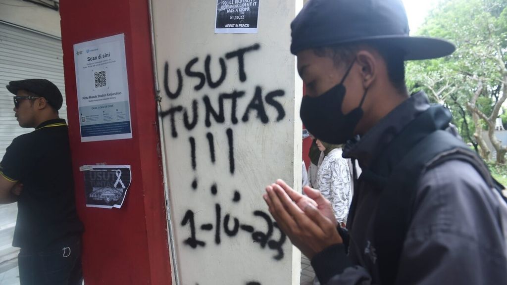 Pelajar berdoa untuk teman mereka yang menjadi korban bersamaan dengan kunjungan Presiden Joko Widodo ke Stadion Kanjuruhan, Kabupaten Malang, Rabu (5/10/2022). 