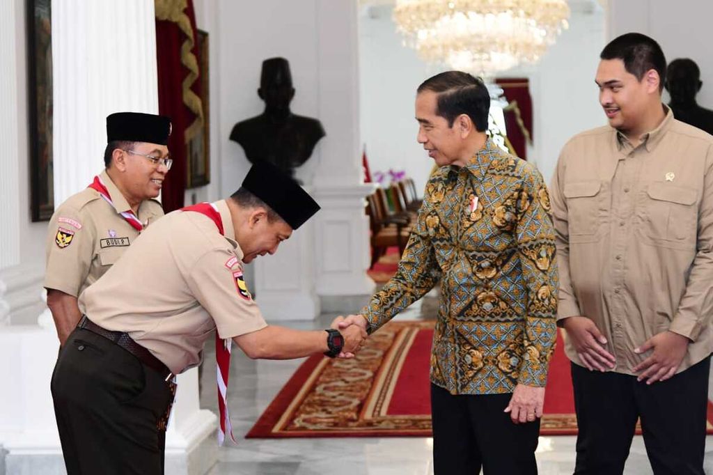 Presiden Joko Widodo menerima kunjungan Ketua Kwartir Nasional Gerakan Pramuka, Budi Waseso, 14 Juli 2023, di Istana Merdeka, Jakarta. 