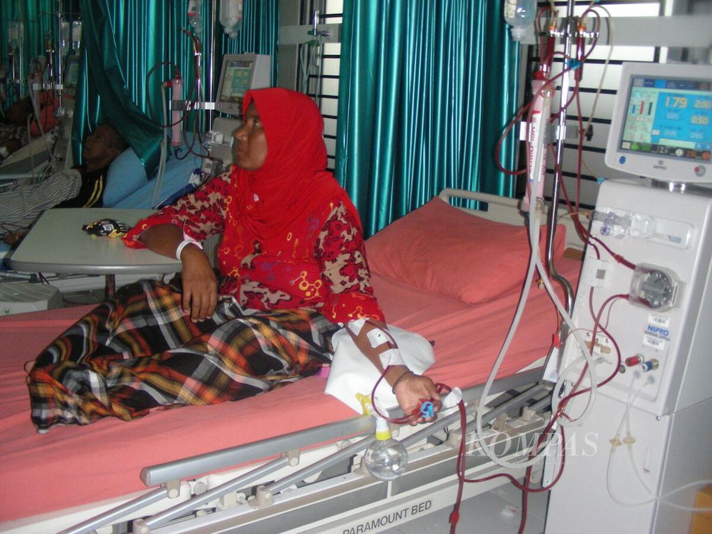 Pasien sedang menjalani curi darah di Rumah Sakit Umum Daerah Dr Soegiri Lamongan, Jawa Timur, Jumat (6/4/2018). Warga Lamongan telah memanfaatkan Jaminan Kesehatan Nasional, baik ikut serta kepesertaan secara mandiri maupun melalui skema penerima bantuan iuran (PBI). Akhir 2018 ditargetkan semua warga Lamongan terjangkau JKN. Kepesertaan dalam JKN akan membantu masyarakat mendapatkan layanan kesehatan karena ditanggung JKN