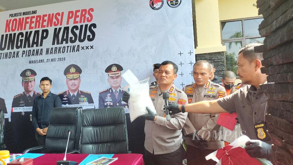 Central Java Regional Police Chief Inspector General Ahmad Luthfi lifted a plastic bag containing evidence of 2.5 kg of crystal methamphetamine, Tuesday (21/5/2024).