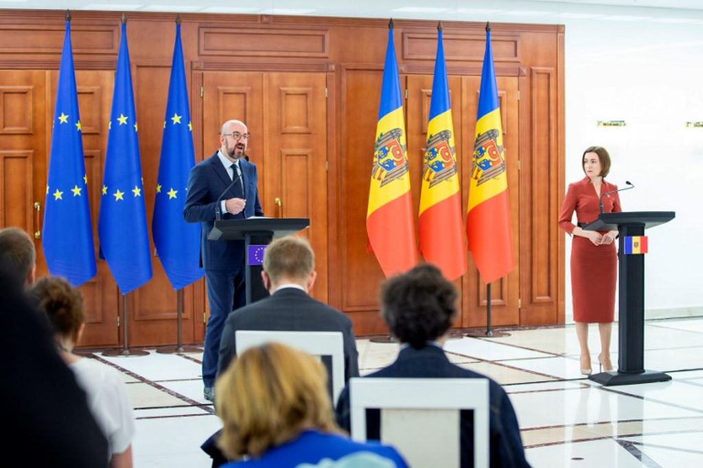 Presiden Dewan Eropa Charles Michel (kiri) Presiden Moldova Maia Sandu mengadakan konferensi pers bersama seusai pertemuan tertutup keduanya di Chisinau, ibu kota Moldova, Rabu. 4 Mei 2022.