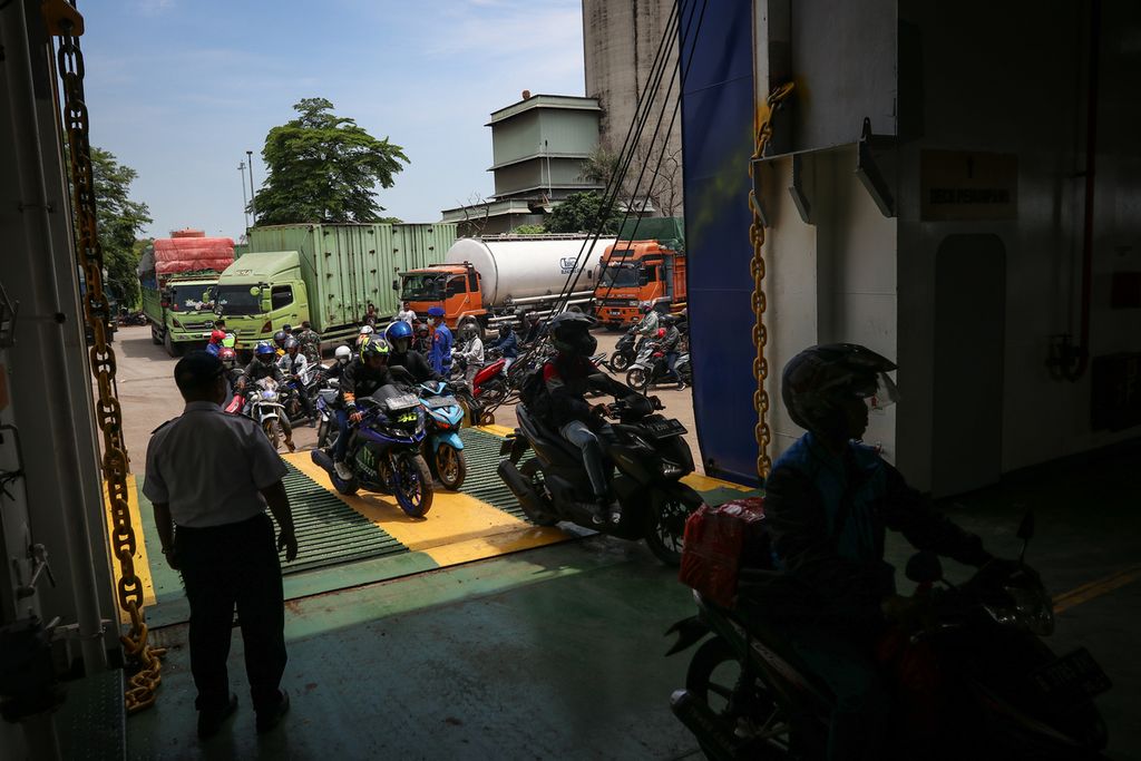 Pemudik bersepeda motor memasuki feri di Pelabuhan Ciwandan, Cilegon, Banten, Selasa (18/4/2023). Sejak Senin (17/4/2023) pukul 08.00 hingga Selasa (18/4/2023) pukul 08.00, sebanyak 4.441 sepeda motor telah menyeberang dari Pulau Jawa ke Pulau Sumatera. 