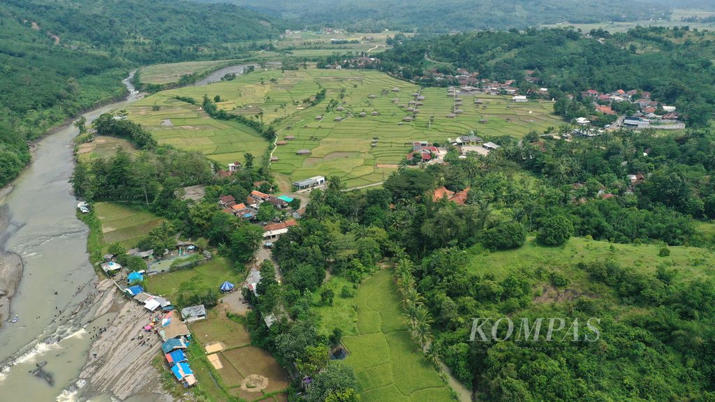 Sungai Cipamingkis dan persawahan di Desa Sukanegara, Kecamatan Jonggol.