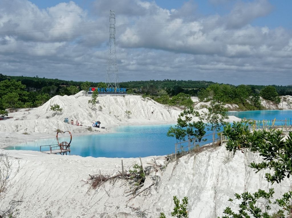 Suasana Danau Kaolin, danau bekas tambang, yang jadi tempat wisata di Bangka Tengah, Bangka Belitung, Selasa (19/7/2022). 