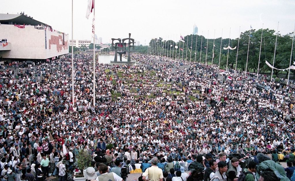 Massa mahasiswa senang ketika Presiden Soeharto mengumumkan pengunduran diri dari jabatannya. Pada Kamis (21/5/1998), hampir di seluruh penjuru Jakarta, kumpulan massa ikut senang memperingati hari bersejarah.