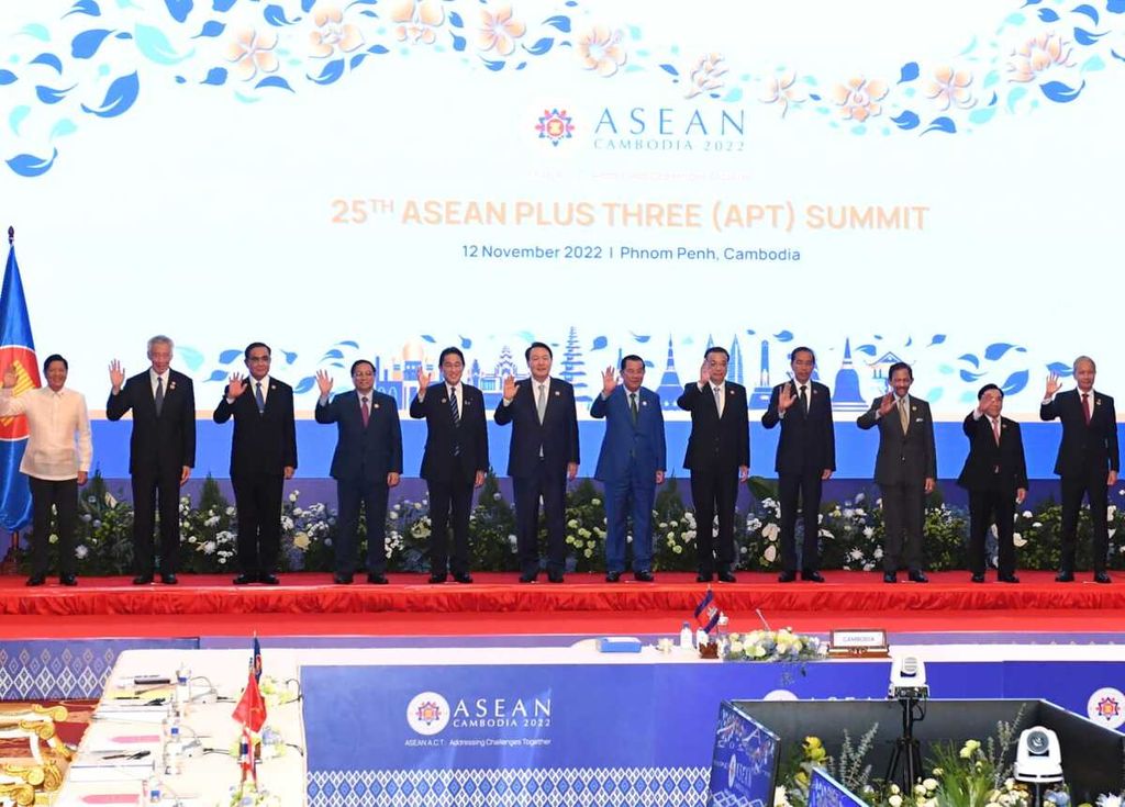 Para pemimpin negara-negara ASEAN dan tiga mitra berfoto bersama sebelum mengikuti KTT Ke-25 ASEAN Plus Three (APT) yang diselenggarakan di Hotel Sokha, Phnom Penh, Sabtu (12/11/2022).