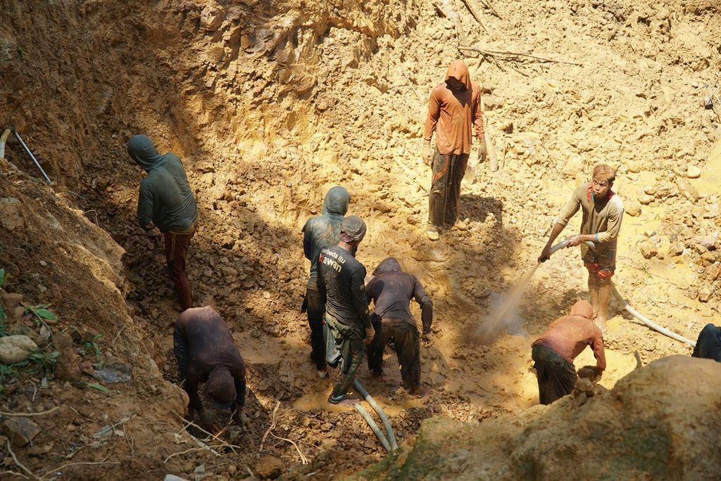 Ilustrasi. Petambang beraktivitas dengan menggunakan mesin pompa air diesel di salah satu kebun karet pinggir Sungai Batanghari di Jorong Gasing, Nagari Lubuk Ulang Aling Selatan, Sangir Batanghari, Solok Selatan, Sumatera Barat, Minggu (24/11/2019). 